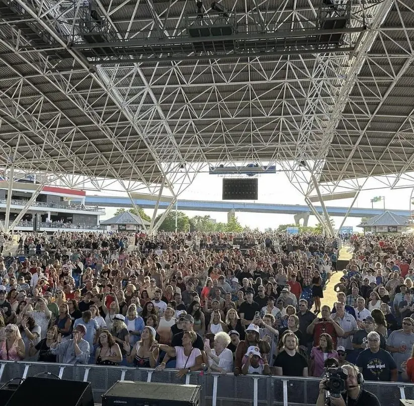 A packed crowd at a Docksiders show
